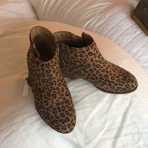Girl’s animal print booties size 1 NWT